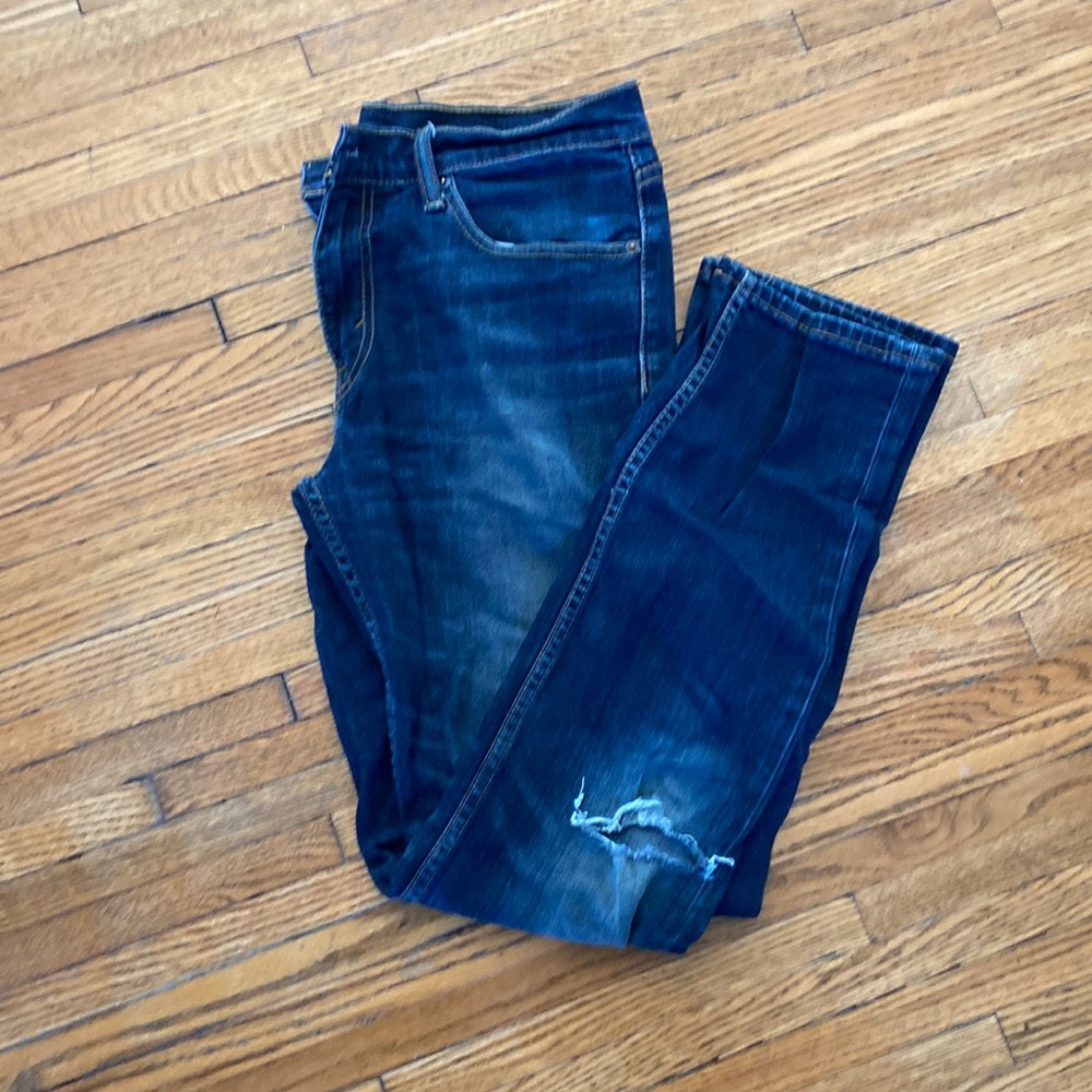 Levi 511 - tear on right knee